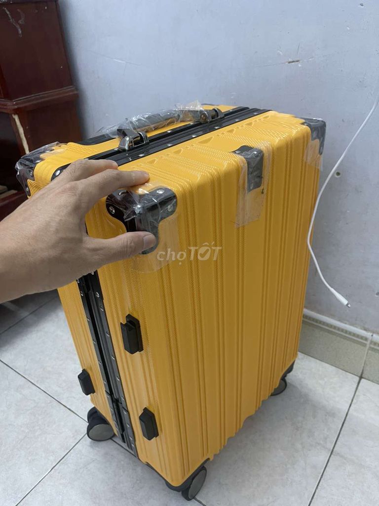Vali kéo Nhôm Nhựa ABS Vàng 20 inch. Mua bán Túi xách tại Thành phố Biên Hòa Đồng Nai được đăng bởi TRÙM SỈ CAMERA WIFI hình 1