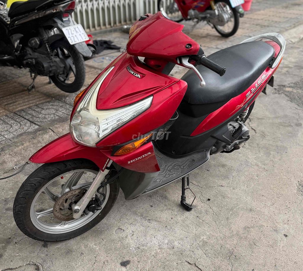 Honda Click 2011 красного цвета