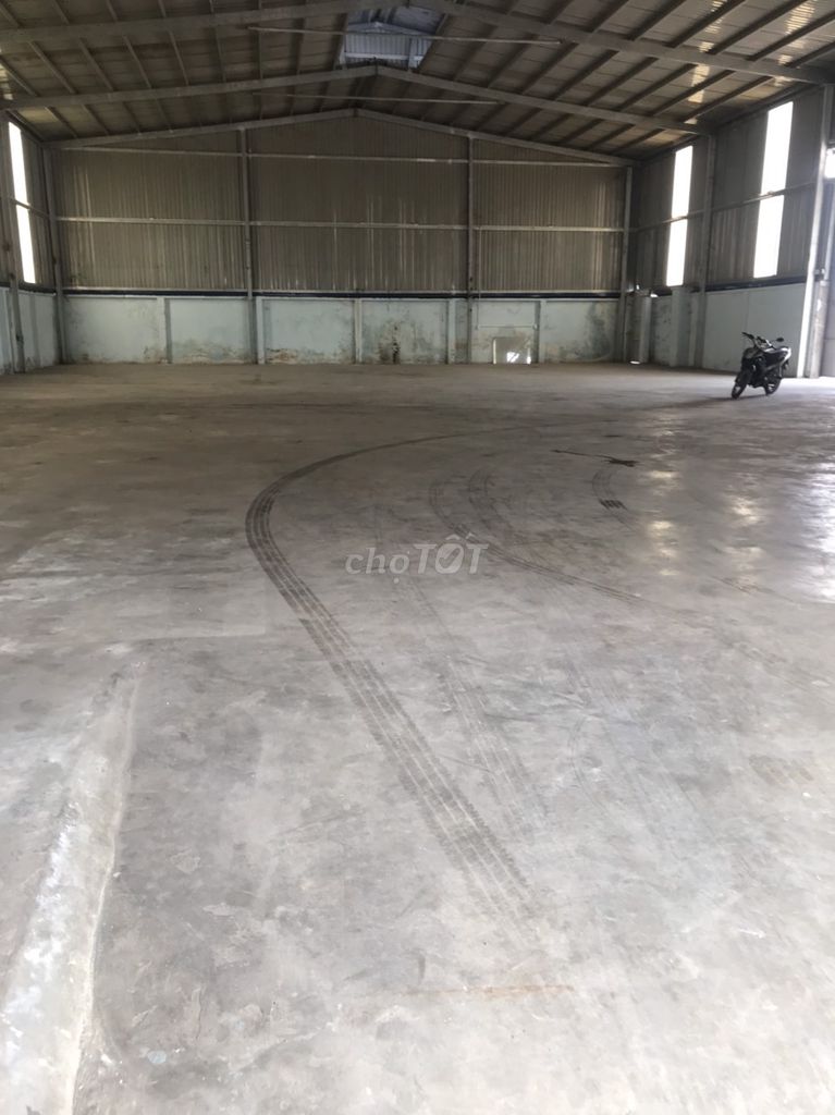 KHO XƯỞNG, MẶT BẰNG 520M2 18x28m trần cao có văn phòng xe tải lớn