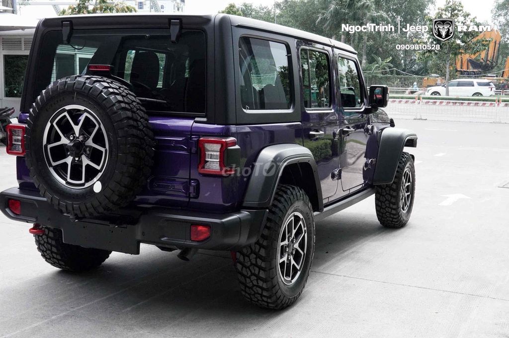 Фиолетовый внедорожник Jeep Wrangler Rubicon