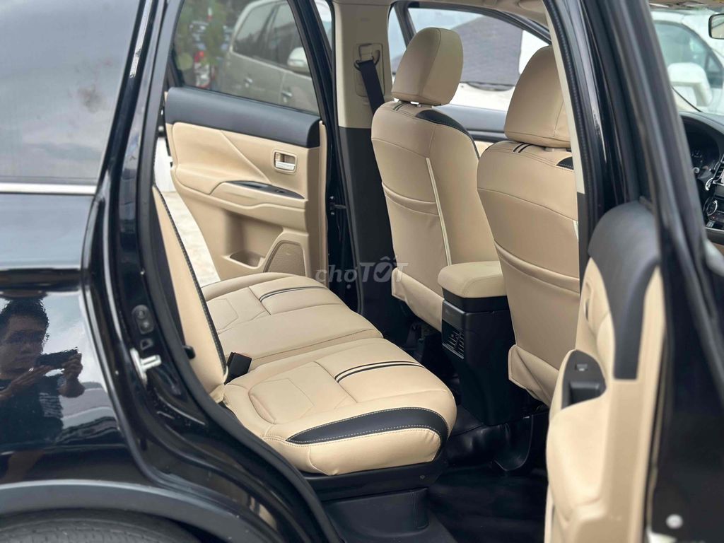 Mitsubishi Outlander 2018 2.0 Premium màu đen. Mua bán Ô tô tại Quận Long Biên Hà Nội được đăng bởi BON AUTO hình 9