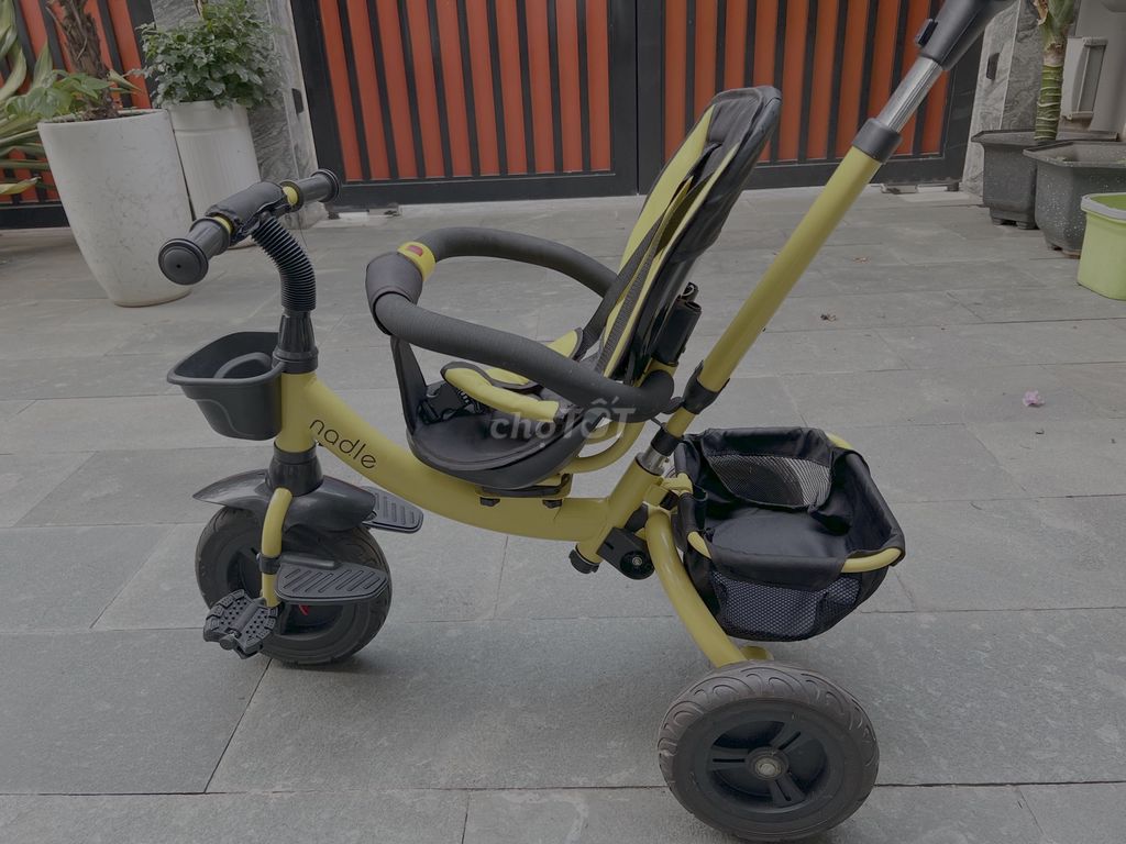 Xe đẩy 3 bánh Nadle Vàng và ghế tập ăn Chilux. Mua bán Mẹ và bé tại Thành phố Dĩ An Bình Dương được đăng bởi Võ Lê Minh Quân hình 1