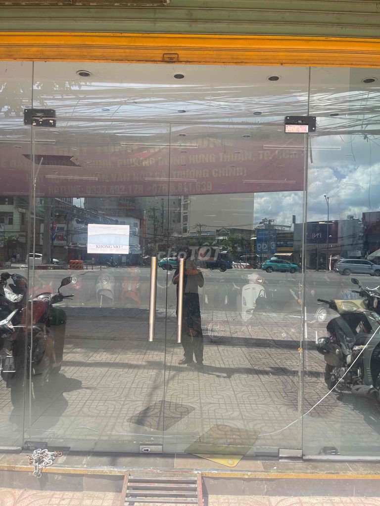 cửa kính ngang 4m3 cao 3m. Mua bán Nội thất, đồ gia dụng khác tại Quận 12 Tp Hồ Chí Minh được đăng bởi Cửa hàng xe máy Tùng An Sương hình 1