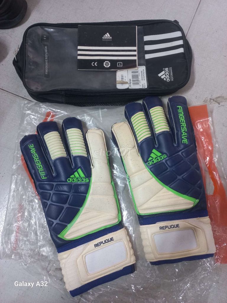 Găng tay thủ môn Adidas FS Replique sz 11. Mua bán Đồ thể thao, Dã ngoại tại Quận Hà Đông Hà Nội được đăng bởi Đức Thịnh 389  hình 1
