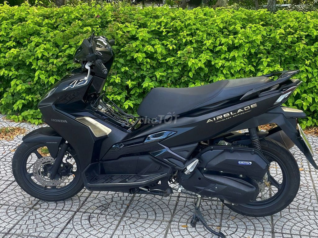 Honda Air Blade 125i 2024 черный матовый 27 000 км