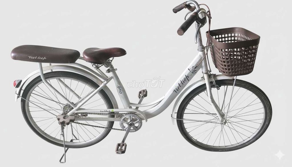 Xe đạp nữ Việt Tiệp màu trắng có giỏ và yên. Mua bán Xe đạp tại Thị xã Hương Trà Thừa Thiên Huế được đăng bởi Thu Thủy hình 1