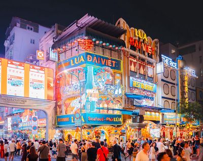 LỄ TÂN NHÀ HÀNG QUẬN 1 