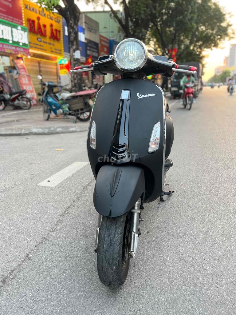 Xe điện Vespa đen nhám đầy đủ