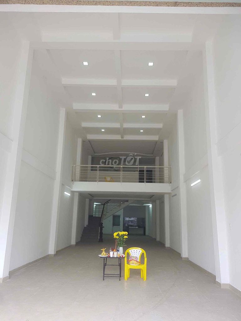 Nhà mặt tiền Quang Trung, DT 130m2, giá chỉ 35tr/tháng.