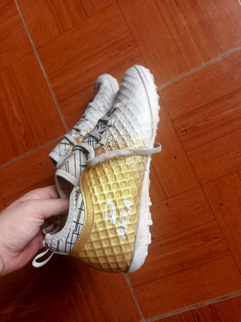 Giày đá bóng Nam size 43 trắng vàng. Mua bán Đồ thể thao, Dã ngoại tại Quận Long Biên Hà Nội được đăng bởi Thien Nguyen Duc hình 1