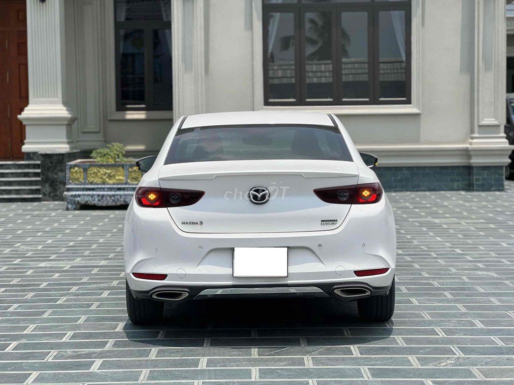 Mazda Mazda 3 Luxury 2023 белый 26000 км