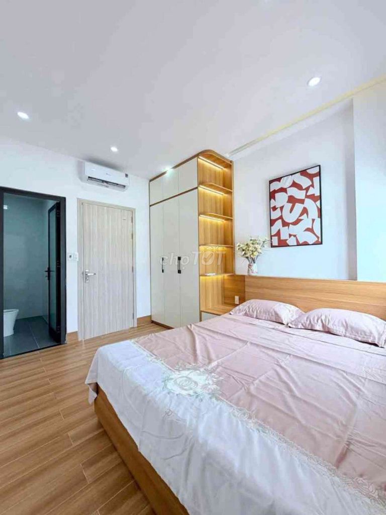Дом 3 этажа, Хюинь Нгок Хюэ, просторный проход, 56м²