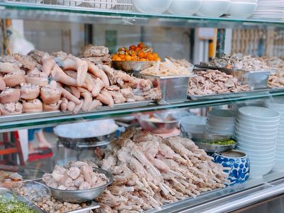 Q5: Phụ Bếp /Phục Vụ quán hủ tiếu , ngủ phòng lạnh