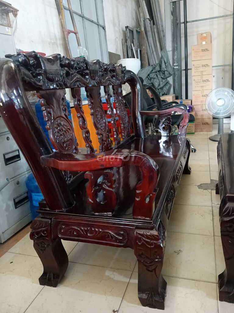 Bộ bàn ghế gỗ phòng khách màu nâu đỏ. Mua bán Bàn ghế tại Quận Gò Vấp Tp Hồ Chí Minh được đăng bởi Long TN hình 1