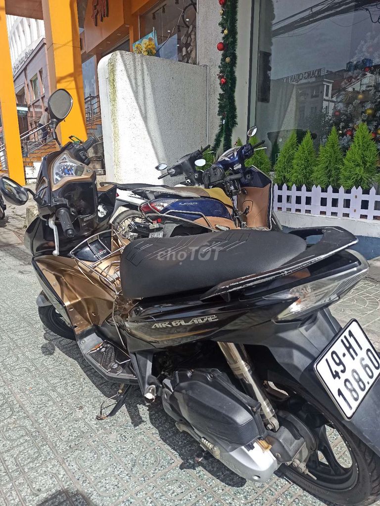 Honda Air Blade Vàng đồng Thể thao. Mua bán Xe máy tại Thành phố Đà Lạt Lâm Đồng được đăng bởi Trần Thu hình 4