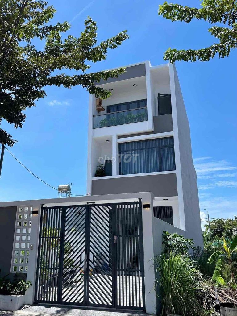 Furnished 3-storey house with car yard in Nam Hòa Xuân — photo 1