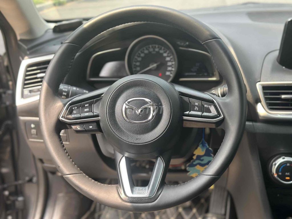 Mazda 3 2019 máu xám grey chạy 5 vạn rất mới