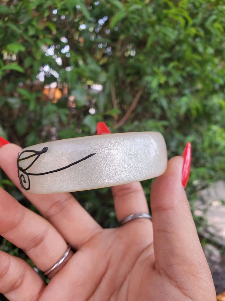 Vòng tay Nữ Nhựa Trắng 58mm. Mua bán Phụ kiện thời trang khác tại Huyện Vĩnh Hưng Long An được đăng bởi Tuyết Trần hình 1