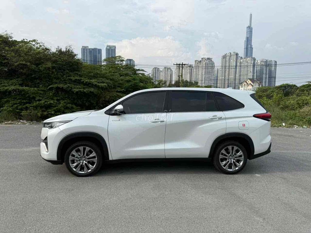 cần bán gấp toyota innova hybrid 2023, odo: 4000km