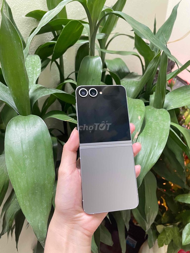 Samsung Galaxy Z Flip6 Bạc 12/256gb. Mua bán Điện thoại tại Quận Ba Đình Hà Nội được đăng bởi Châu hình 1