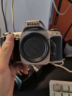 Body máy film Nikon U rất rẻ