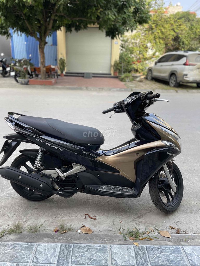 Honda Air Blade Đen Vàng đồng Đã sử dụng. Mua bán Xe máy tại Quận Hải An Hải Phòng được đăng bởi AN KHANG hình 2