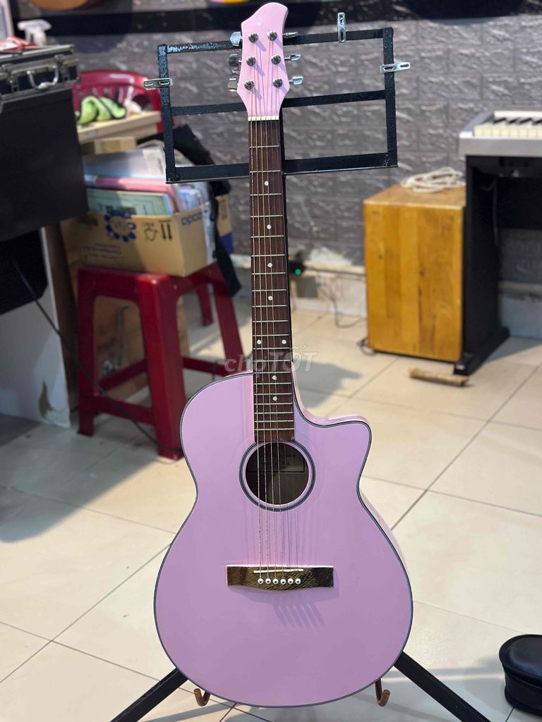 đàn guitar màu hồng mới 99%