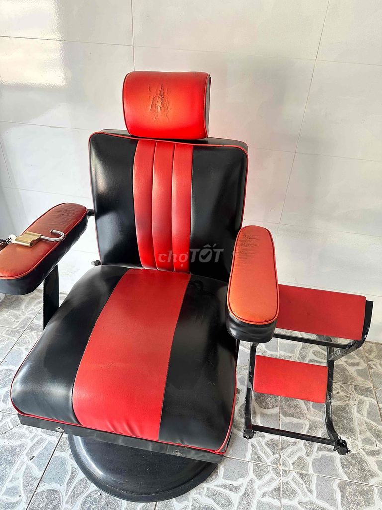 Ghế cắt tóc Nam Đen, Đỏ Đã sử dụng. Mua bán Nội thất, đồ gia dụng khác tại Huyện Bàu Bàng Bình Dương được đăng bởi Hữu Trọng hình 1