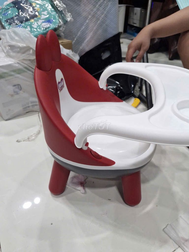 Ghế ăn dặm Bobby Nhựa Đỏ trắng. Mua bán Mẹ và bé tại Quận Gò Vấp Tp Hồ Chí Minh được đăng bởi phan le ngoc hình 1