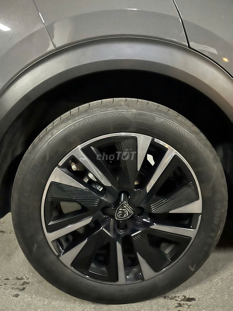 Peugeot 2008 GT 1.2 AT ALL NEW серый 14 000 км