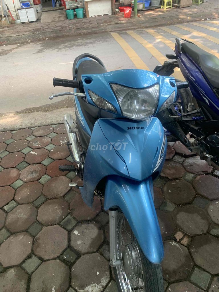 Спортивный зеленый мотоцикл Honda