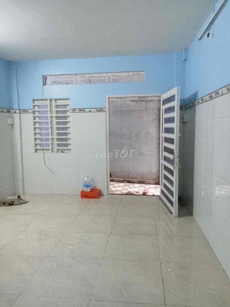N/C DT: 4 x 8 TRỆT,1  LẨU,.2 WC. MỚI SẠCH SẼ .ĐNC, CÓ SÂN CHỈ ,6TR./Th