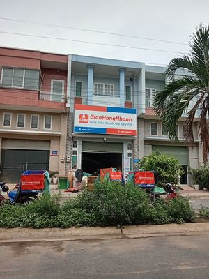 Bán nhà ngay cổng chính công ty pounchen ( khu căn hộ chung cư 5 tầng)