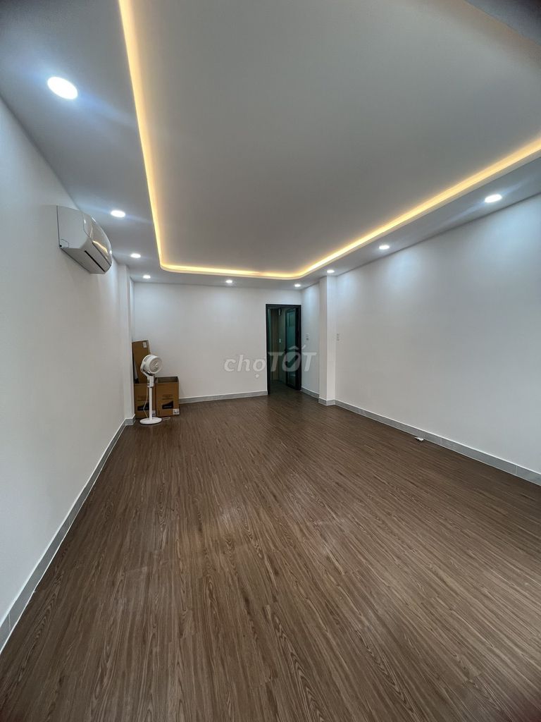 Giảm nhanh 300 triệu. Từ 8,7 tỷ - 8,4 tỷ. Mặt tiền đường Trần Phú, Q5