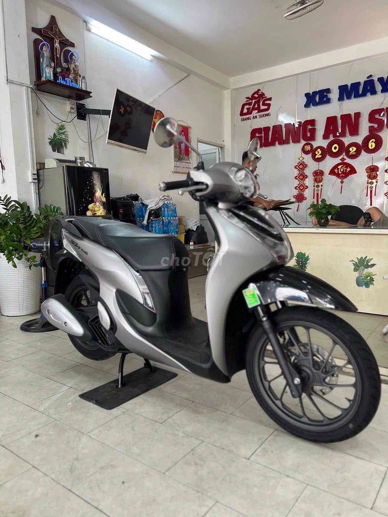 Модель Honda SH ABS 2025 серебристо-черная