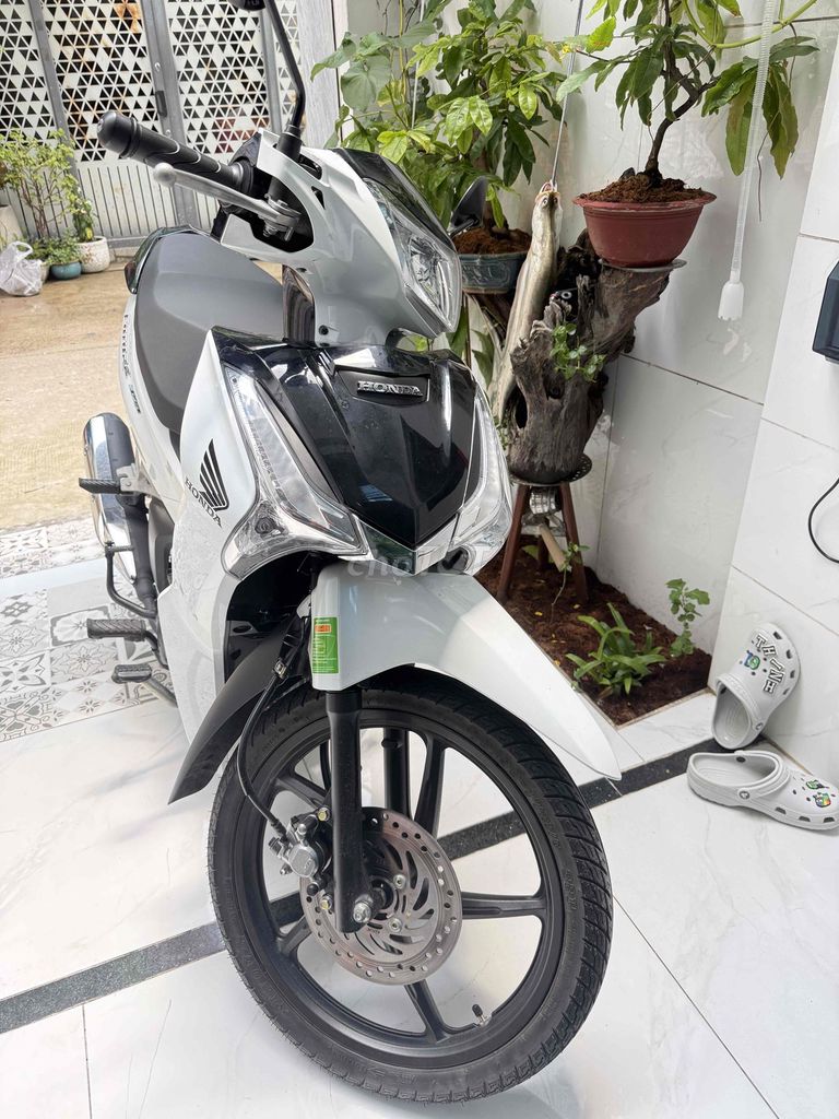 Honda Future 125 куб. см 2024, белый/черный, 5900 км