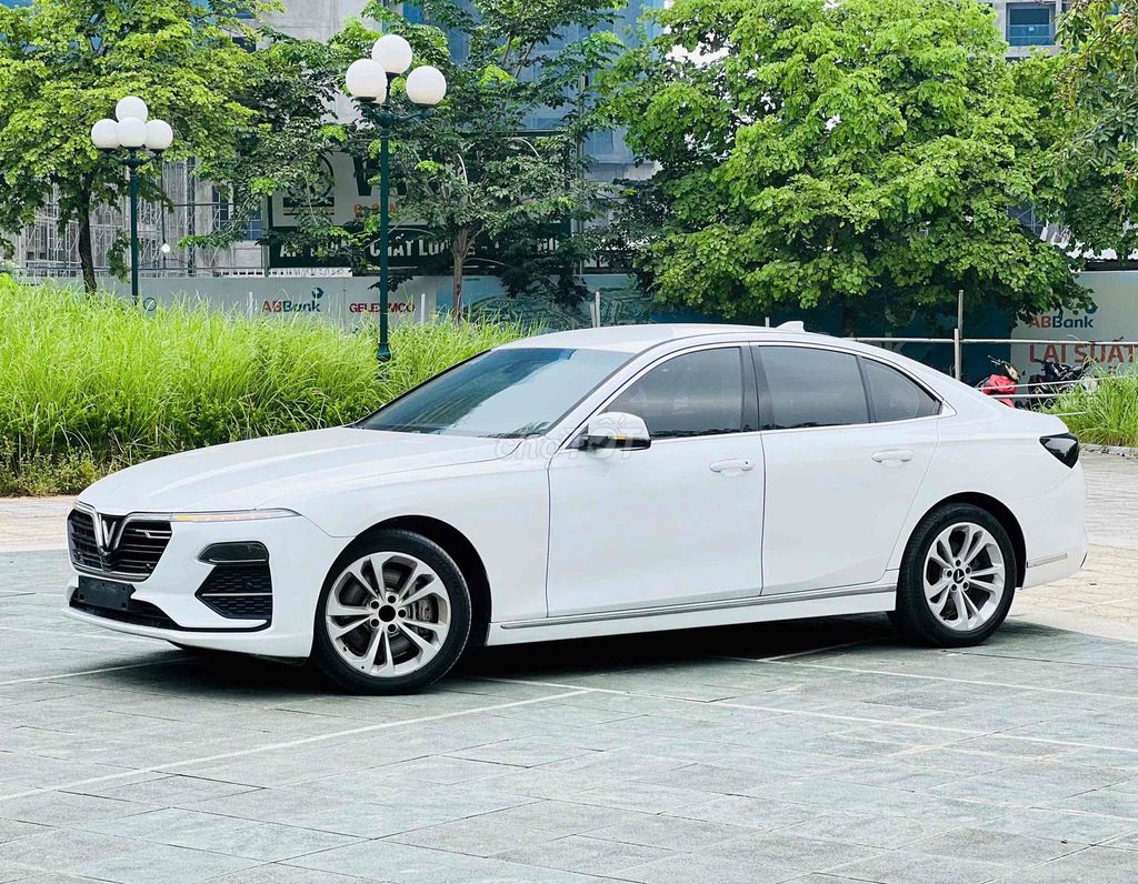 База VinFast Lux A 2021, белая, 6,8 тыс. км