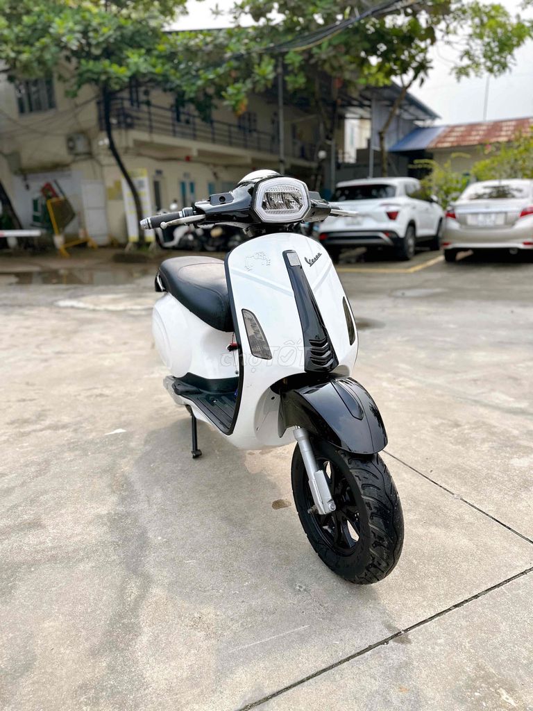 Электроскутер Vespa Черно-белый, аккумулятор 2026