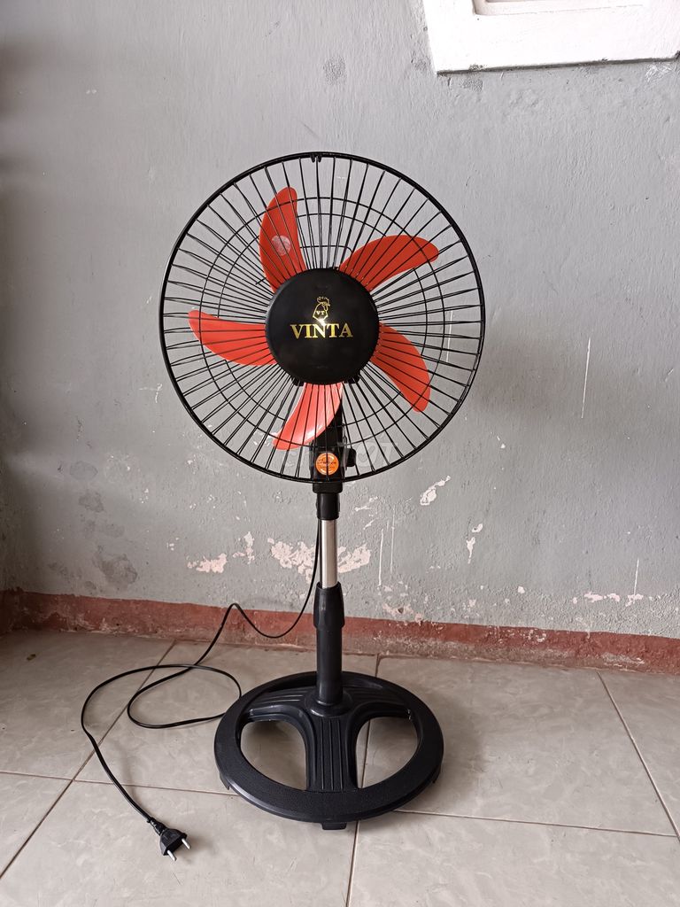 Quạt đứng VINTA Đen, Cam như hình, giá 150k. Mua bán Quạt tại Thị xã Điện Bàn Quảng Nam được đăng bởi Ket ban face zalo qua sdt hình 1