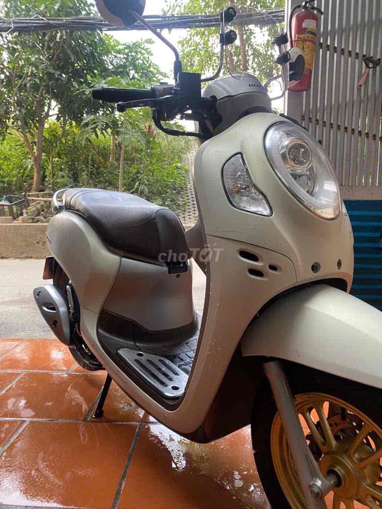 Honda Scoopy 2023 Trắng kem 7817 km. Mua bán Xe máy tại Quận Hai Bà Trưng Hà Nội được đăng bởi Anh Quan hình 4