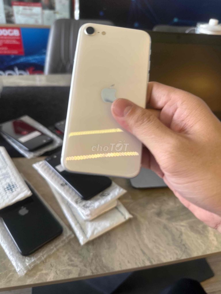 Apple iPhone SE Trắng còn 12 cây. Mua bán Điện thoại tại Quận Cẩm Lệ Đà Nẵng được đăng bởi Sim Số Đại Tài hình 1