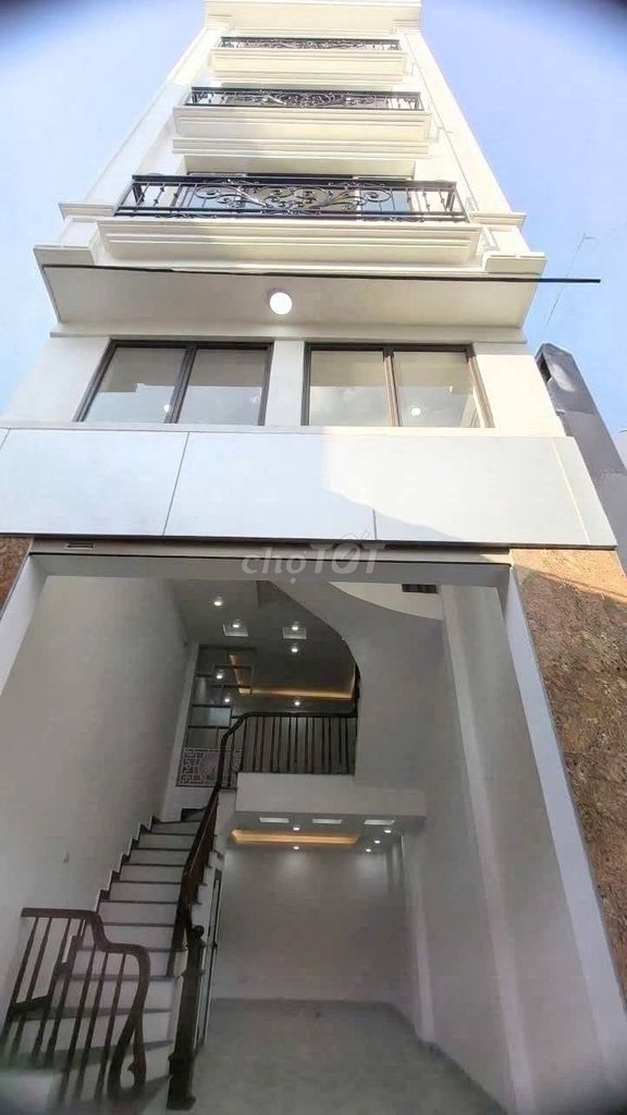 Продается дом площадью 42 м² в центре Тхань Три, 5 этажей, автомобильная дорожка