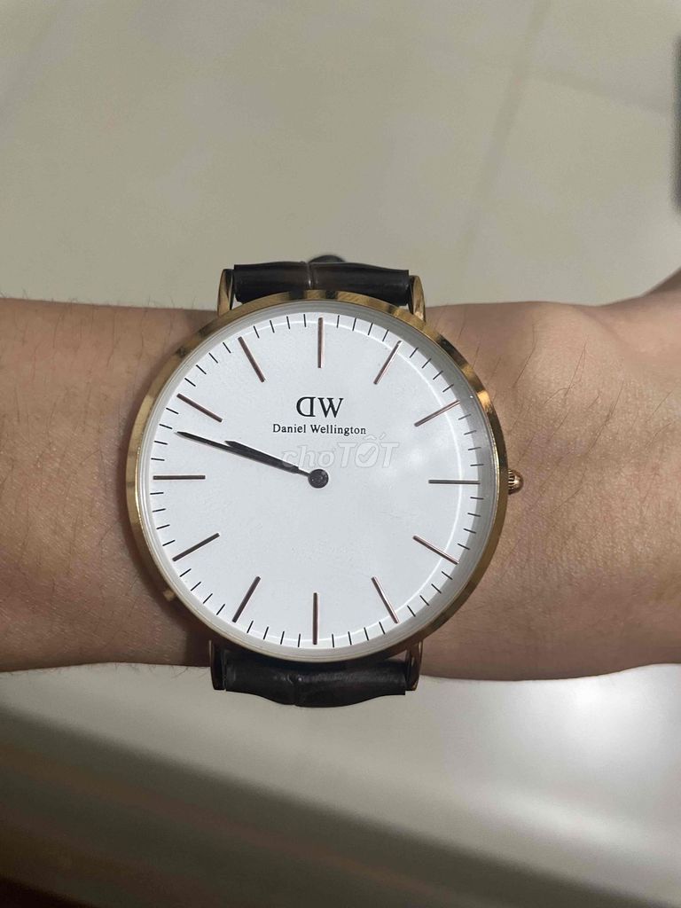 Đồng hồ Daniel Wellington mặt trắng viền vàng. Mua bán Đồng hồ tại Huyện Hưng Nguyên Nghệ An được đăng bởi Đinh Đạt hình 1