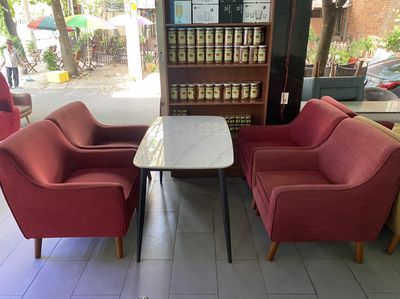 Ghế sofa cafe nệm bọc vải màu đỏ chân gỗ chống ẩm