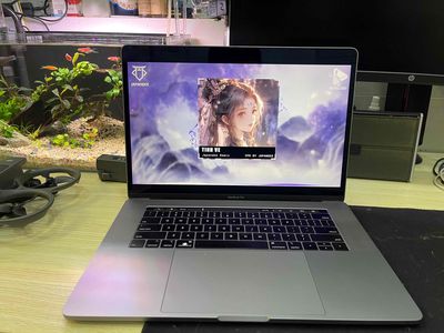 Macbook pro 15” 2018 i7, ssd 512, ram 16, vga 4gb