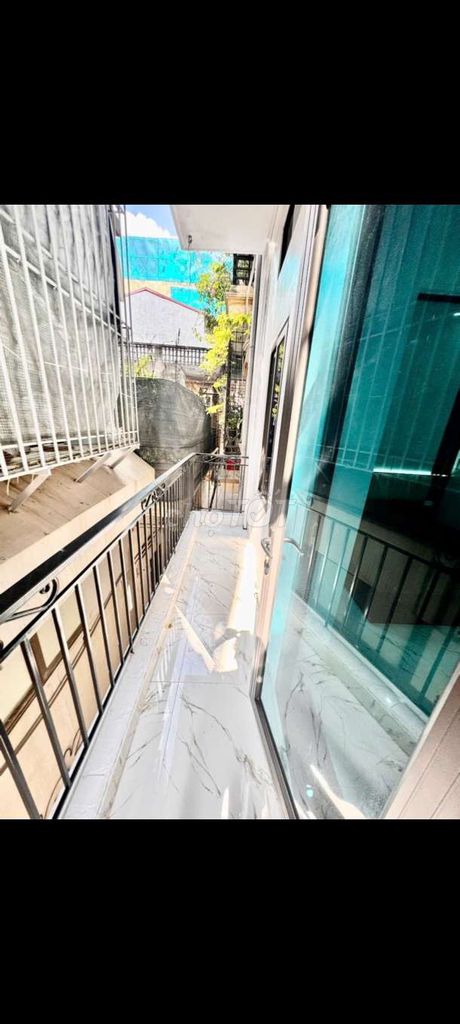 Сдается отдельно стоящий дом 32m2x4-этажный, широкий переулок, недалеко от главной площади