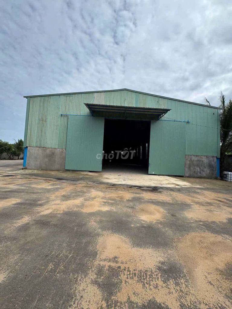 Cho thuê kho xưởng khuôn viên đát 4000m2.Đường xe công.QL 51,biên Hòa