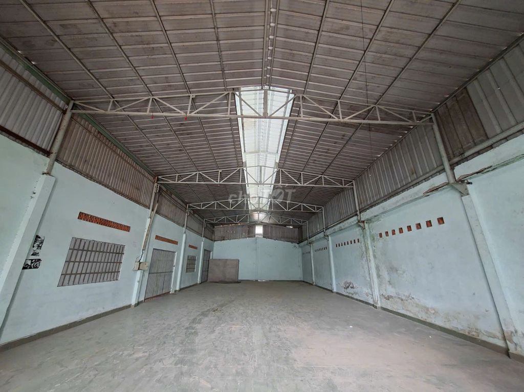 CHO THUÊ XƯỞNG 300M NGAY TRUNG TÂM Y TẾ DĨ AN TÂN ĐÔNG HIỆP CÓ 3 PHA