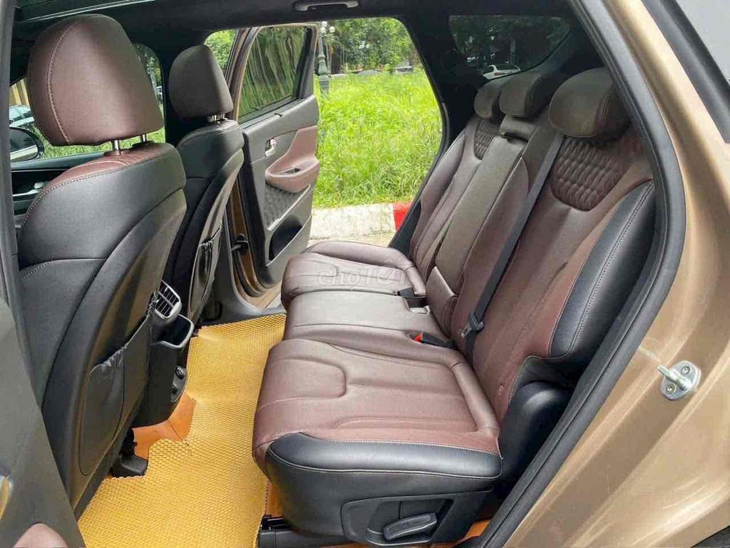 Hyundai SantaFe Premium 2.2D 2019 коричневый 7 мест