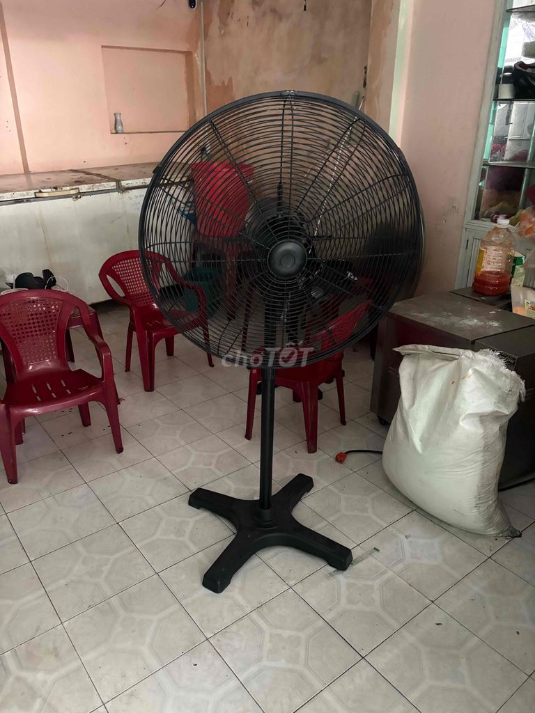 Quạt đứng công nghiệp Đen cánh lớn. Mua bán Quạt tại Quận Hải Châu Đà Nẵng được đăng bởi Nguyễn Ngọc Bảo Nghi hình 1